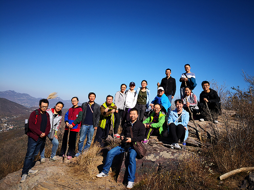 美女做爱
工会组织登山活动
